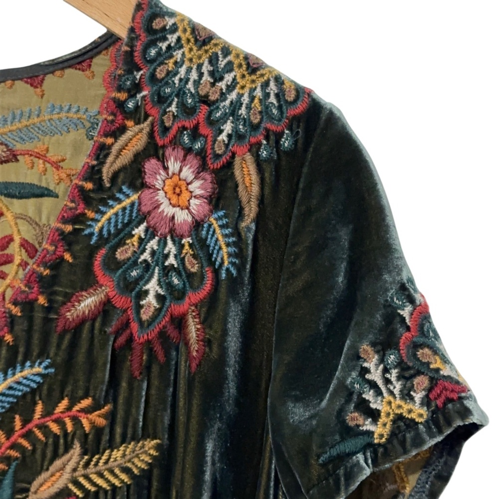 Johnny Was Green Velvet Embroidered Top Womens XS Floral Spring Casual - Picture 3 of 10